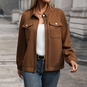 Veste marron à manches longues avec col à revers, gaufrage géométrique et grandes poches