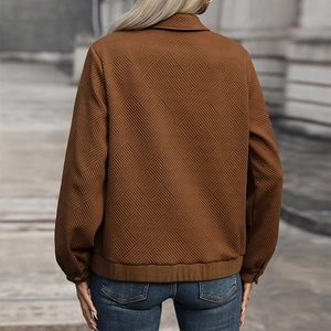 Veste marron à col revers pour femme avec texture géométrique vue de dos détaillée