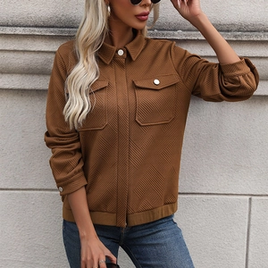 Veste marron matelassée pour femme avec col à revers et boutons argentés en coupe courte