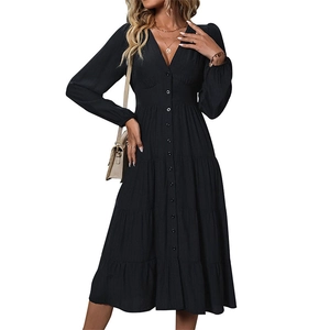 Robe longue noire à col en V, manches longues et volants avec boutons et taille haute