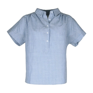 Détail d'une chemise rayée à manches courtes pour femmes avec col à revers et boutons