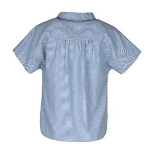 Détail d'une chemise d'été à rayures bleues et blanches montrant l'empiècement dos