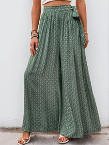 Détail du pantalon palazzo vert foncé à taille haute avec motif en losange et nœud à nouer