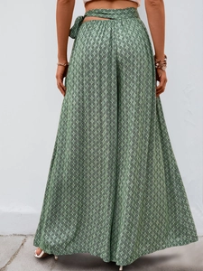 Détail du pantalon large à taille haute avec motif géométrique mandala vert et noir