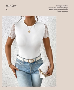 Détail du body blanc à côtes avec d'élégantes manches en dentelle florale au crochet