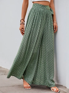 Vue détaillée du pantalon large vert à imprimé ethnique avec taille haute nouée