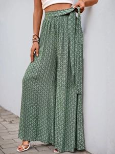 Détail du pantalon large à taille haute avec imprimé mandala vert et lien à la taille