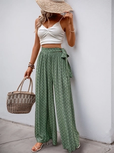 Détail du pantalon large à imprimé taille haute avec ceinture décorative et motif géométrique