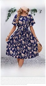 Détails d'une robe fleurie bleu marine avec ceinture à la taille et jupe plissée élégante