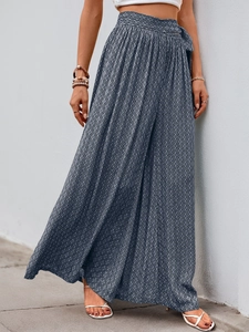 Détail du pantalon large taille haute avec imprimé géométrique bohème et ceinture