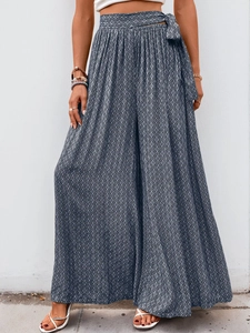 Vue détaillée du pantalon bohème à jambes larges avec taille haute et nœud décoratif