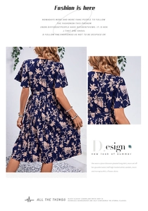 Détails de la robe d'été plissée à fleurs bleu marine avec ceinture haute élégante