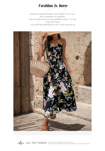 Dettaglio del vestito lungo estivo a fiori con spacco alto e scollatura a V all'americana