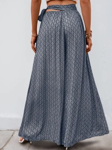 Détail du pantalon large à taille haute avec imprimé géométrique bleu marine et lien