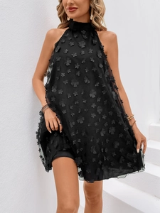 Détail d'une robe licou en organza noir avec des appliques florales 3D sophistiquées