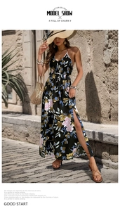 Dettaglio dell'abito lungo floreale con vita elastica e spacco laterale alla moda
