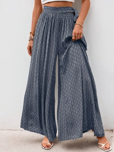 Détail du pantalon large taille haute avec imprimé losange vintage bleu foncé élégant