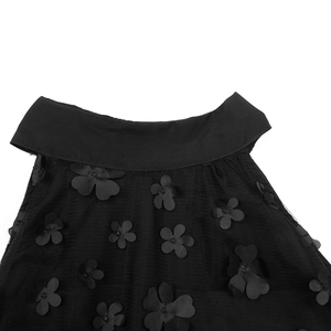 Détail de la robe en organza noir avec appliques florales 3D et texture en maille
