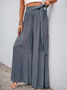 Détail du pantalon large imprimé à taille haute avec motifs géométriques et ceinture