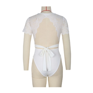Détail d'un body blanc dos nu avec bordure en dentelle florale et ruban élégant à la taille