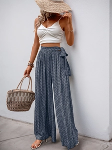 Vue détaillée d'un pantalon large taille haute avec imprimé géométrique et ceinture