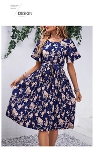 Détail de la robe en mousseline fleurie avec manches à volants et ourlet plissé fin