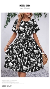 Détail de robe d'été à fleurs avec jupe plissée et ceinture à nouer à la taille