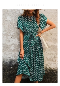 Détail de la robe bohème verte à fleurs avec imprimé tulipe et taille nouée