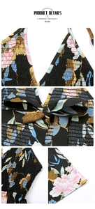 Dettagli del vestito floreale con corpetto a punto smock e lacci sullo scollo a V