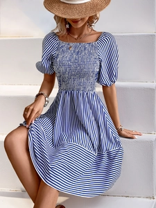 Detail von blau-weiß gestreiftem Stoff mit Smok-Details und Puffärmeln am Kleid
