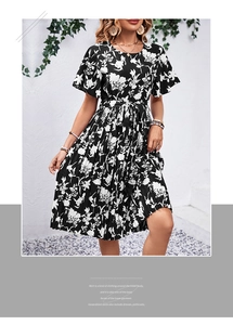 Détails de la robe d'été à fleurs avec manches volantées et ourlet de jupe plissé