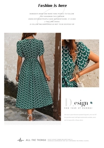 Détails de la robe plissée verte avec imprimé floral blanc et manches bouffantes
