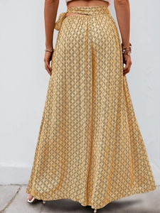 Détail d'une robe longue jaune à imprimé géométrique, taille haute et découpe latérale nouée