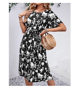 Détail de robe d'été à fleurs noir et blanc avec ceinture et décolleté rond