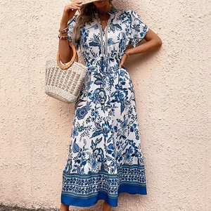 Robe longue bohème ligne A avec décolleté en V profond et dentelle en blanc et bleu
