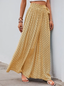 Détail du pantalon boho jaune gingembre à taille haute avec ceinture et texture douce