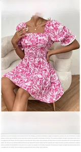 Détail d'une robe imprimé tulipes roses avec taille smockée et manches dentelle