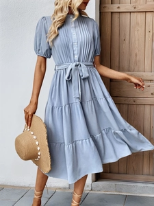 Détail de la robe bleu clair à volants avec col plissé et ceinture nouée à la taille