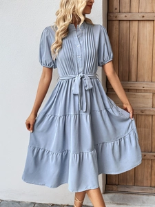Détails du corsage plissé bleu clair et du col boutonné de cette robe mi-longue d'été