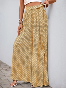 Détail du pantalon large jaune à imprimé géométrique avec taille haute et ceinture nouée
