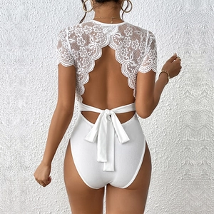 Body blanc à manches courtes en dentelle, tissu côtelé et design dos nu avec nouage chic