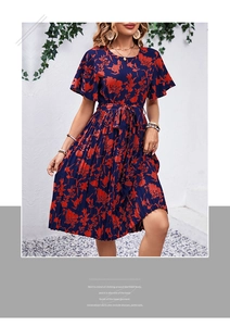 Détail d'une robe maxi fleurie avec manches à volants et jupe plissée bleu marine