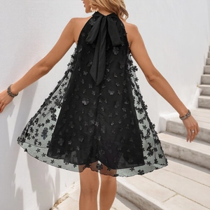 Robe courte dos nu en organza noir élégante avec appliques florales 3D et grand nœud au dos