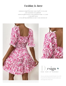 Détail de la taille élastique froncée et du motif floral rose sur la robe d'été