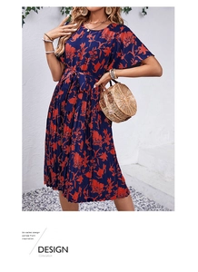 Détail d'une robe d'été fleurie avec ceinture à la taille et jupe plissée sur fond texturé