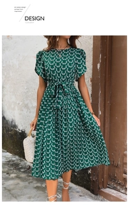 Détails de la robe mi-longue plissée verte à imprimé floral avec manches bouffantes