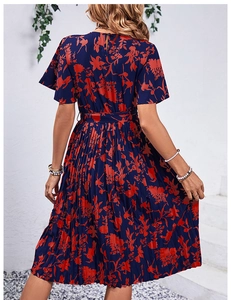 Vue arrière d'une robe fleurie bleu marine à manches courtes avec une jupe plissée