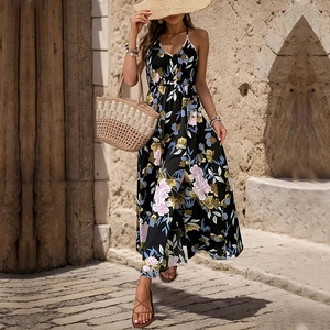Abito lungo estivo a fiori con scollo a V, allacciatura al collo e spacco laterale stile resort