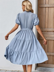Vue détaillée du dos d'une robe mi-longue bleu clair à volants avec ceinture nouée