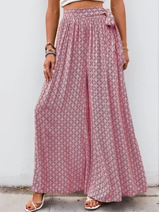 Détail du pantalon large à taille haute avec imprimés géométriques roses et ceinture